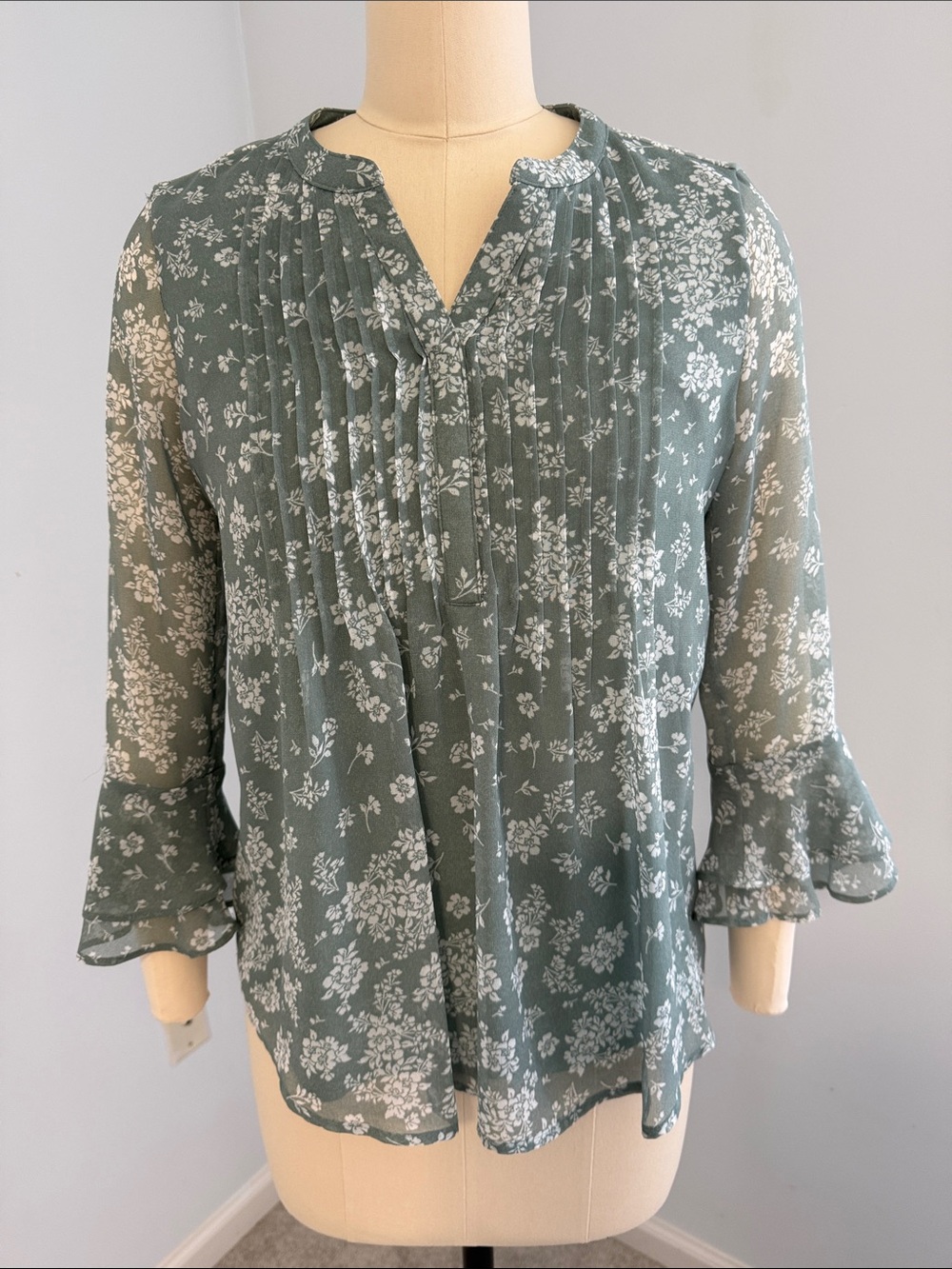 Charter Club Women’s Floral Pintuck Blouse Sage Green. SZSP